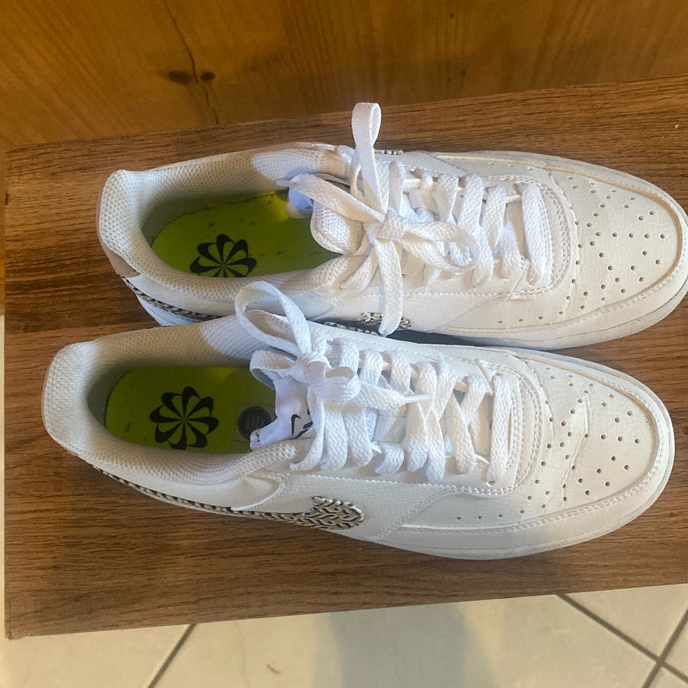 Nikki sneakers Court Vision